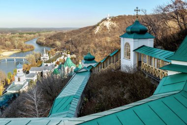 SVYATOGORSK, UKRAINE - 31 Ekim 2021: Bu Seversky Donets Nehri 'nin sağ kıyısındaki Svyatogorsk Lavra kompleksinin üst görüntüsü.
