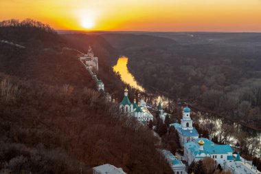 SVYATOGORSK, UKRAINE - 30 Ekim 2021: Bu Svyatogorsk Lavra üzerinde sonbahar günbatımı.