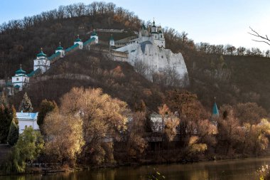 SVYATOGORSK, UKRAINE - 30 Ekim 2021: Burası Svyatogorsk Lavra 'nın Aziz Nicholas Kilisesi ve Methodius Merdivenleri parlayan mağaralarla dolu bir tebeşir dağının tepesindeki.