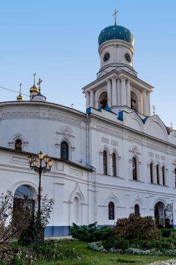 SVYATOGORSK, UKRAINE - 30 Ekim 2021: Burası gün batımında Svyatogorsk Lavra 'da bir çan kulesi olan şefaat kilisesi..