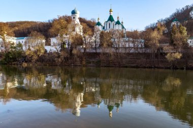 SVYATOGORSK, UKRAINE - 30 Ekim 2021: Bu, Svyatogorsk Lavra Hüküm Katedrali ve Şefaat Kilisesi 'nin çan kulesi..