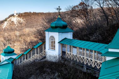 SVYATOGORSK, UKRAINE - 31 Ekim 2021: Bu, Svyatogorsk Lavra 'nın üst binalarına giden Cyril ve Methodius merdivenlerinin kapalı bir galerisidir..