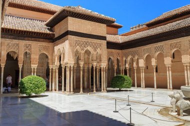 Bu, 20 Mayıs 2017 'de Alhambra' daki Nasrid Sarayı 'ndaki Aslan Avlusu' nun bir parçası..
