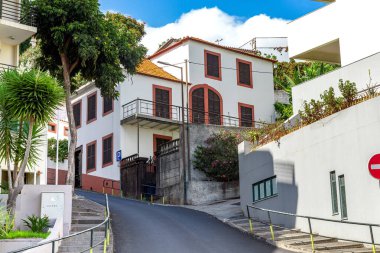 FUNCHAL, PORTUGAL - 29 Ağustos 2021: Burası şehrin üst yamaçlarındaki sokaklardan biri..