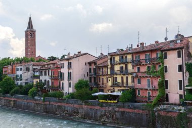 VERONA, ITALY - 13 Mayıs 2018: Bunlar Adige Nehri kıyısı boyunca uzanan tarihi yerleşim yerleri.