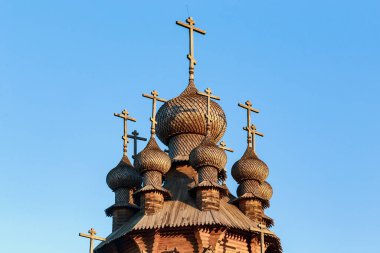 SVYATOGORSK, UKRAINE - 31 Ekim 2021: Bunlar Svyatogorsk Lavra 'nın eski ahşap kilisesinin kubbesi.