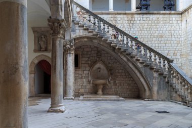 DUBROVNIK, CROATIA - 8 Eylül 2016: Burası Venedik tarzı Rektör Sarayı 'nın iç avlusu.