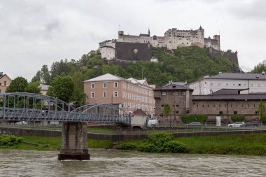 SALZBURG, AUSTRIA - 20 Mayıs 2019 Bu Salzburg Başpiskoposlarının kalesi, Eski Kasaba bölgesindeki Festung Dağı 'nda yükseliyor..