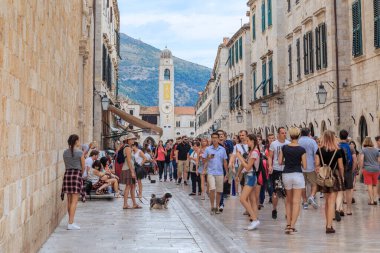 DUBROVNIK, CROATIA - 8 Eylül 2016: Burası eski şehrin ana caddesi - Stadum, turistlerle dolu.