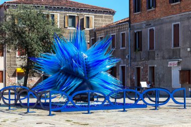 VENICE, ITALY - 9 EPTEMBER 2018: Bu olağandışı bir anıt Glass Kuyruklu Yıldızı (Cometa di Vetro), gök mavisinin tüm tonlarıyla yanardöner (ana cam üfleyici Simone Cenedese)).