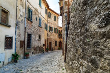 MonteFIORALLE, İtalya - 15 Eylül 2018: Burası Toskana 'da küçük bir ortaçağ kasabasının şehir duvarları boyunca evleri çevreleyen tek caddesi..  