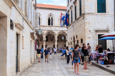 DUBROVNIK, CROATIA - 8 Eylül 2016: Bu Ivan Gundulich Meydanı 'nın çok sayıda turistle dolu sokak ve başlangıcı.