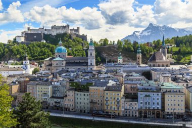 SALZBURG, AUSTRIA - 17 Mayıs 2019: Bu Hohensalzburg Kalesi ve Eski Şehir Bölgesi manzarası.