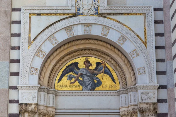 Милан Италия Мая 2018 Года Фрагмент Фасада Религиозной Мозаикой Мемориальной — стоковое фото