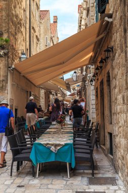 DUBROVNIK, CROATIA - 8 Eylül 2016: Tanımlanamayan turistler eski kasabanın dar ortaçağ geçidini teftiş ediyorlar.