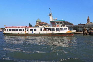VENICE, İtalya - SEPTEMBER 10, 2018: Bu bir deniz tramvayı (vaporetto), Lido Adası 'ndaki rıhtımın yakınındaki toplu taşıma işlevini yerine getirir..