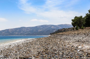 SALDA, TURKEY - 30 Mayıs 2021 Burası eski bir volkanik kraterin bulunduğu Salda Gölü kıyı şeridi..