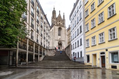 Viyana, Avusturya - 22 Mayıs 2019: Bu Avusturya başkentindeki en eski binalardan biri - Gotik Katolik Kilisesi Maria am Gestade.