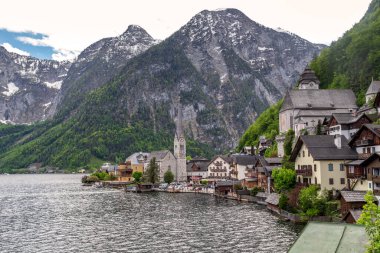 Hallstatt, Avusturya - 18 Mayıs 2019: Bu Salzkammergut dağ bölgesindeki Hallstattersee Gölü kıyısındaki küçük kasabanın görüntüsü.