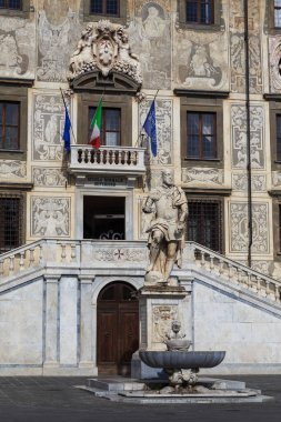 PISA, ITALY - 16 EPTEMBER 2018: Bu bir Dük Cosimo I de Medici heykeli Palazzo dei Cavalieri 'nin tarihi binasının arka planına karşı.