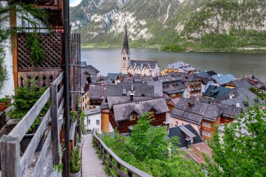 HALLSTATT, AUSTRIA - 18 Mayıs 2019: Bu, şehrin üst sokaklarının yüksekliğinden Hallstetter Gölü kıyısındaki küçük bir kasabanın görüntüsü.