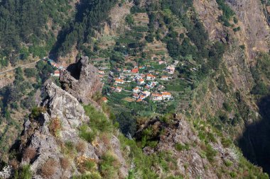 MADEIRA ADASI, PORTUGAL - 21 AĞUSTOS 2021: Bu, adanın dağlık kesimindeki diğer yerleşim birimlerinden kayalar ve zirvelerle uzak küçük bir köy..