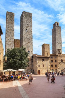 SAN GIMIGNANO, İtalya - 17 Eylül 2018: Bunlar ünlü Toskana taşra kasabasının Katedral Meydanı 'nı çevreleyen korunmuş ortaçağ kuleleri.