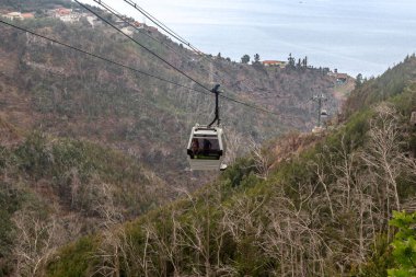 FUNCHAL, PORTUGAL - 24 Ağustos 2021: Yağmurlu bir yaz gününde teleferikle Botanik Bahçesi 'ne iniş.
