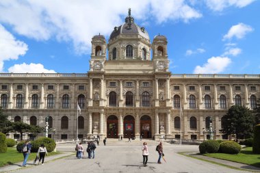 VIENNA, AUSTRIA - 16 Mayıs 2019: Bu sanat tarihi müzesinin ön cephesinin merkezi bir parçası.