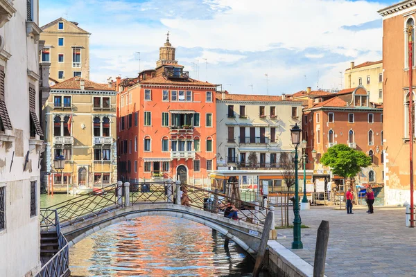 VENICE, İtalya - 18 Mayıs 2018: Bu Dorsoduro bölgesinde Rio de la Fornace kanalı yakınında bir şehir manzarası. 