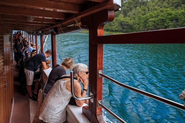 Kroatia Wrzesień 2016 Niezidentyfikowani Turyści Wybierają Się Rejs Rezerwacie Przyrody — Zdjęcie stockowe
