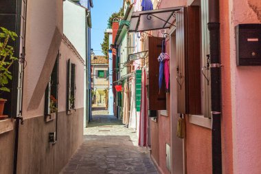 Venedik, İtalya - 9 Eylül 2018 Burano Adası 'nda renkli küçük evleri olan dar sokaklardan biri..