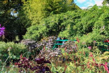 BÜYÜK, FRANSA - 31 AĞUSTOS 2019: Bunlar Claude Monet 'nin müze mülkündeki Su Bahçesi' nin çalılıklarından birinde tanımlanamayan ziyaretçiler..