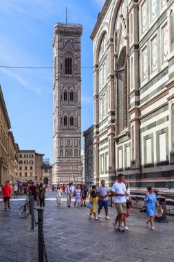 FLORENCE, ITALY - 12 Eylül 2018: Bu, Floransa Gotik mimarisinin bir başyapıtı olan katedralden ayrı olarak Giotto 'nun çan kulesinin bir görüntüsü..