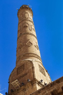 MARDIN, TURKEY - 10 Ekim 2020: Bu Büyük Cami 'nin minaresi, 12. yüzyılın mimari anıtı..