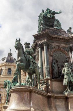 Vienna, AUSTRIA - 16 Mayıs 2019: bu İmparatoriçe Maria Theresa anıtının kaidesinin üzerindeki İmparatorluk Mareşali Kevenhuller 'in bir binicilik heykeli..