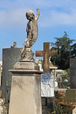 MILAN, ITALY - 17 Mayıs 2018: Bu, Avrupa 'nın en zengin mezar taşı ve anıtlarından biri olarak kabul edilen Anıtsal Mezarlıktaki mezar taşlarından birinin bir parçası.