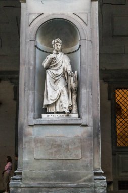 FLORENCE, ITALY - 18 EYLÜL 2018: Bu Dante Alighieri 'nin Uffizi Galeri binasının sütunlarından birinde bulunan bir heykeli.. 