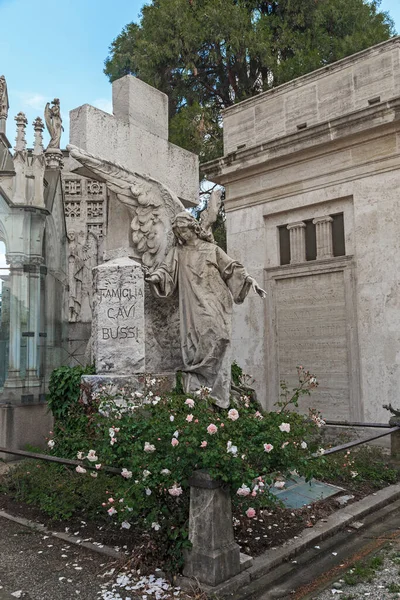 ミラノ イタリア 2018年5月17日 これは ヨーロッパで最も豊かな墓石と記念碑の1つと考えられている記念碑墓地の墓石の断片です — ストック写真