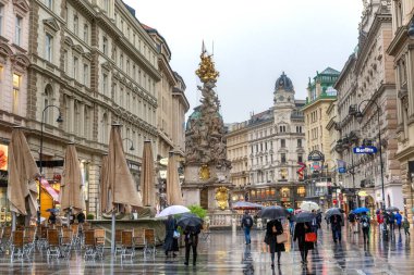 Vienna, AUSTRIA - 22 Mayıs 2019 Yağmurlu bir bahar akşamında, Graben 'in merkezindeki Veba Sütunu..