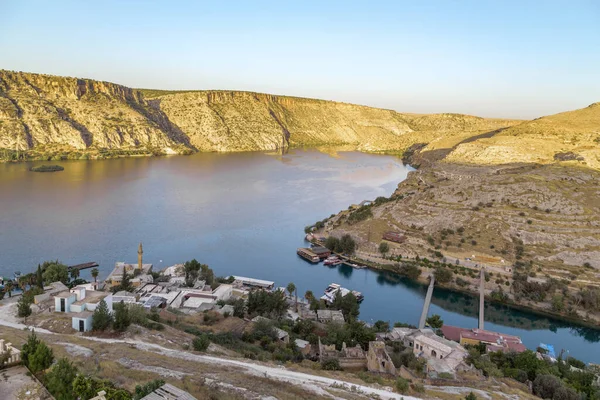 HALFETİ, TURKEY - 7 Ekim 2020: Bu Fırat Nehri 'nin ve çevresinin sabahın erken saatlerindeki tepelerin yüksekliğinden görünüşü.