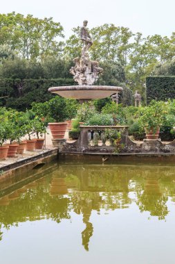 FLORENCE, ITALY - 13 Eylül 2018: Bu, Boboli Bahçeleri 'nin tenha bir köşesinde Fountain Adası' nın bir parçası.