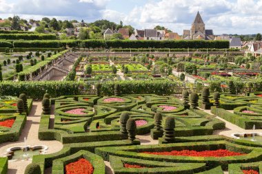 VILLANDRY, FRANCE - 7 EYLÜL 2019: Bu Villandry Şatosu Bahçeleri ve Loire Vadisi 'ndeki komşu köy manzarası.