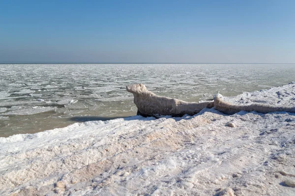 Toto Zamrzlé Pobřeží Azova Ledovou Příbojovou Linií Ledovým Kalem Poblíž — Stock fotografie