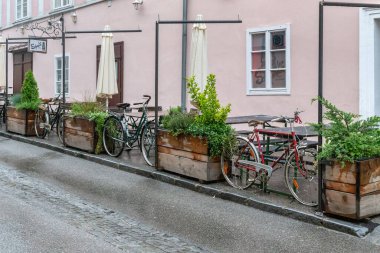 MELK, AUSTRIA - 12 Mayıs 2019: Bu yağmurlu bir günde bisikletle dekore edilmiş orijinal bir sokak kafesi.
