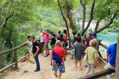 CROATIA - 9 Eylül 2016: Krka Ulusal Doğa Parkı 'ndaki Skradin Buk şelalesinin yukarısındaki izleme platformunda bir grup turist.
