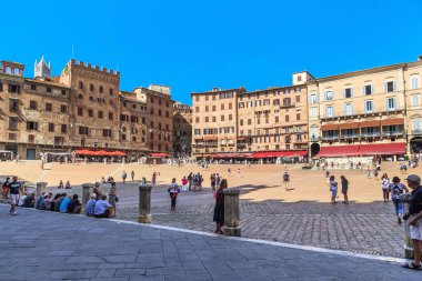 SIENA, İtalya - 14 Eylül 2018: Burası ana şehir meydanı del Campo, çevrenin etrafındaki çukurluk, ortaçağ evleri ve turist ve sakinlerle dolu.