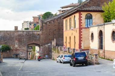 SIENA, İtalya - 14 Eylül 2018: Porta di Fontebranda veya Fontebranda Kapısı şehrin ortaçağ duvarlarında kalan son kapılardan biridir..