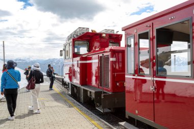 SHAFBERG, AUSTRIA - 19 Mayıs 2019 Bu Schafberg İşçi Demiryolu treni dağın tepesindeki istasyonda.