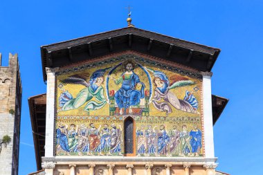 LUCCA, ITALY - 16 Eylül 2018: Bu San Frediano Bazilikası 'nın ön cephesinde İsa ve Havarilerin eski bir mozaiği.